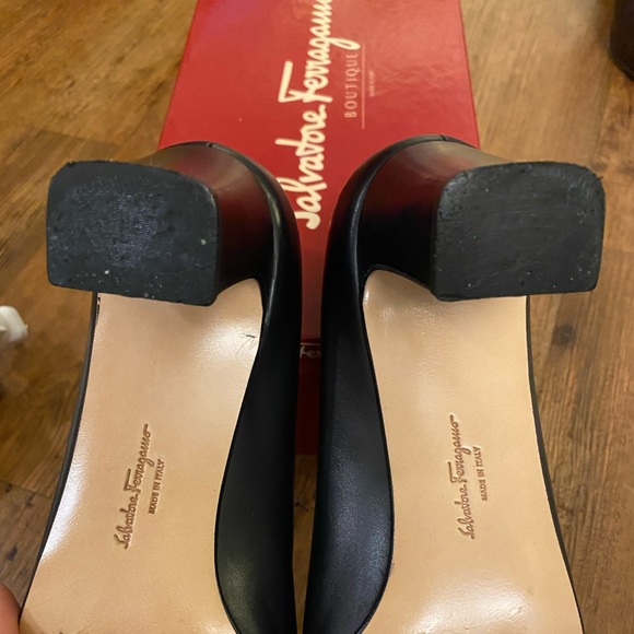 Salvatore Ferragamo 🦋 True Navy pump ♥️ Sz 7 - Picture 7 of 7